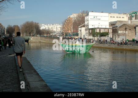 Un bateau à papier de 9 mètres sur le Canal Saint-Martin à Paris, en France, le 14 mars 2012, pour le lancement de la nouvelle version du journal Metro. Photo d'Alain Apaydin/ABACAPRESS.COM Banque D'Images