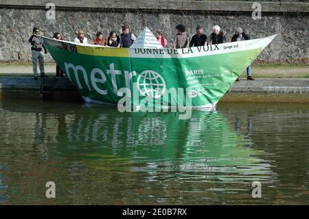 Un bateau à papier de 9 mètres sur le Canal Saint-Martin à Paris, en France, le 14 mars 2012, pour le lancement de la nouvelle version du journal Metro. Photo d'Alain Apaydin/ABACAPRESS.COM Banque D'Images