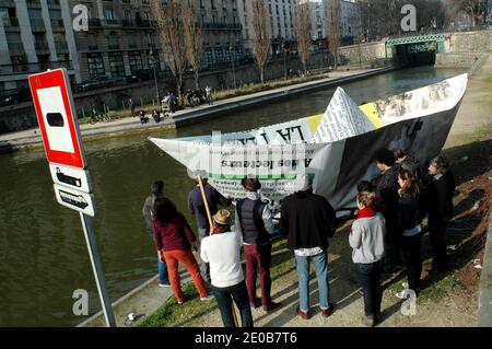 Un bateau à papier de 9 mètres sur le Canal Saint-Martin à Paris, en France, le 14 mars 2012, pour le lancement de la nouvelle version du journal Metro. Photo d'Alain Apaydin/ABACAPRESS.COM Banque D'Images