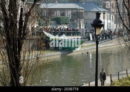 Un bateau à papier de 9 mètres sur le Canal Saint-Martin à Paris, en France, le 14 mars 2012, pour le lancement de la nouvelle version du journal Metro. Photo d'Alain Apaydin/ABACAPRESS.COM Banque D'Images