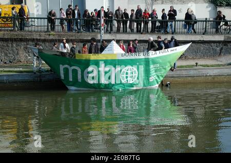 Un bateau à papier de 9 mètres sur le Canal Saint-Martin à Paris, en France, le 14 mars 2012, pour le lancement de la nouvelle version du journal Metro. Photo d'Alain Apaydin/ABACAPRESS.COM Banque D'Images