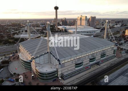 Une vue aérienne de l'Alamodome avec la Tour des Amériques et la ligne d'horizon du centre-ville en toile de fond, le mardi 29 décembre 2020, à San Antonio, Texas. Banque D'Images