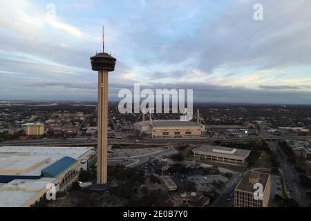 Une vue aérienne de l'Alamodome avec la Tour des Amériques et la ligne d'horizon du centre-ville en toile de fond, le mardi 29 décembre 2020, à San Antonio, Texas. Banque D'Images