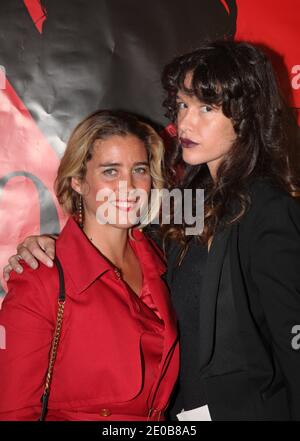 EXCLUSIF. Vahina Giocante (L) et Paz de la Huerta arrivent pour la première en France de 30 Beats qui se tiennent au théâtre Max Linder à Paris, en France, le 15 mars 2012. Photo de Denis Guignebourg/ABACAPRESS.COM Banque D'Images