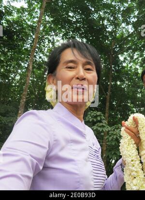 Aung San Suu Kyi, lauréate du prix Nobel de la paix et présidente de la Ligue nationale pour la démocratie (NLD), sur la piste de campagne, à Mawlamycaing, dans l'État mon, au Myanmar, le 10 mars 2012, avant les élections partielles du 1er avril. Photo par ABACAPRESS.COM Banque D'Images