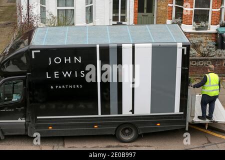 Londres, Royaume-Uni. 29 décembre 2020. La camionnette John Lewis est garée sur une route à Londres. Crédit : SOPA Images Limited/Alamy Live News Banque D'Images