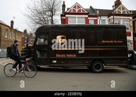 Londres, Royaume-Uni. 29 décembre 2020. Un cycliste passe devant un minibus UPS à Londres. Crédit : SOPA Images Limited/Alamy Live News Banque D'Images