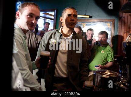 Le président américain Barack Obama célèbre la journée de St. Patrick au pub irlandais Dubliner Henry Healy (L), cousin d'Obama de Moneygall Ireland à Washington, DC, Etats-Unis, le 17 mars 2012. Photo de Joshua Roberts/Pool/ABACAPRESS.COM Banque D'Images