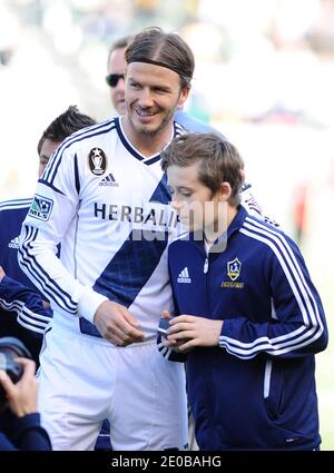 Brooklyn Beckham donne à son père David Beckham la bague gagnante de la coupe MLS 2011 avant le match de football de la Ligue majeure s'opposant à la GALAXIE et DC United au Home Depot Center de Los Angeles, CA, USA le 18 mars 2012. Photo de Lionel Hahn/ABACAPRESS.COM Banque D'Images