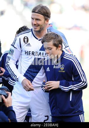 Brooklyn Beckham donne à son père David Beckham la bague gagnante de la coupe MLS 2011 avant le match de football de la Ligue majeure s'opposant à la GALAXIE et DC United au Home Depot Center de Los Angeles, CA, USA le 18 mars 2012. Photo de Lionel Hahn/ABACAPRESS.COM Banque D'Images