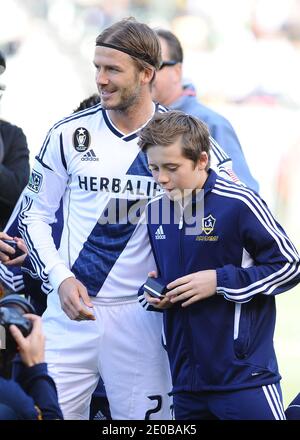 Brooklyn Beckham donne à son père David Beckham la bague gagnante de la coupe MLS 2011 avant le match de football de la Ligue majeure s'opposant à la GALAXIE et DC United au Home Depot Center de Los Angeles, CA, USA le 18 mars 2012. Photo de Lionel Hahn/ABACAPRESS.COM Banque D'Images