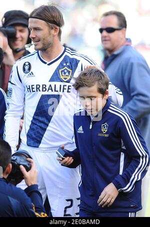 Brooklyn Beckham donne à son père David Beckham la bague gagnante de la coupe MLS 2011 avant le match de football de la Ligue majeure s'opposant à la GALAXIE et DC United au Home Depot Center de Los Angeles, CA, USA le 18 mars 2012. Photo de Lionel Hahn/ABACAPRESS.COM Banque D'Images