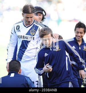 Brooklyn Beckham donne à son père David Beckham la bague gagnante de la coupe MLS 2011 avant le match de football de la Ligue majeure s'opposant à la GALAXIE et DC United au Home Depot Center de Los Angeles, CA, USA le 18 mars 2012. Photo de Lionel Hahn/ABACAPRESS.COM Banque D'Images