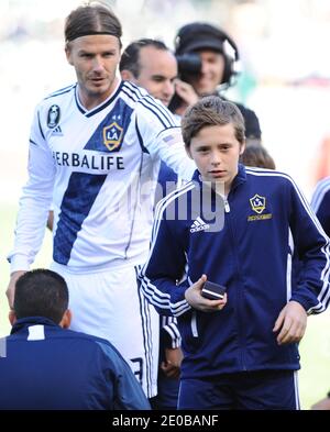 Brooklyn Beckham donne à son père David Beckham la bague gagnante de la coupe MLS 2011 avant le match de football de la Ligue majeure s'opposant à la GALAXIE et DC United au Home Depot Center de Los Angeles, CA, USA le 18 mars 2012. Photo de Lionel Hahn/ABACAPRESS.COM Banque D'Images