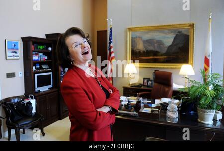 La sénatrice Dianne Feinstein (D-CA) pose dans son bureau de Capitol Hill à Washington, DC, USA, le 19 mars 2012. Photo par Olivier Douliery/ABACAPRESS.COM Banque D'Images