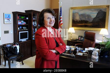 La sénatrice Dianne Feinstein (D-CA) pose dans son bureau de Capitol Hill à Washington, DC, USA, le 19 mars 2012. Photo par Olivier Douliery/ABACAPRESS.COM Banque D'Images