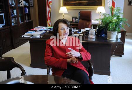 La sénatrice Dianne Feinstein (D-CA) pose dans son bureau de Capitol Hill à Washington, DC, USA, le 19 mars 2012. Photo par Olivier Douliery/ABACAPRESS.COM Banque D'Images