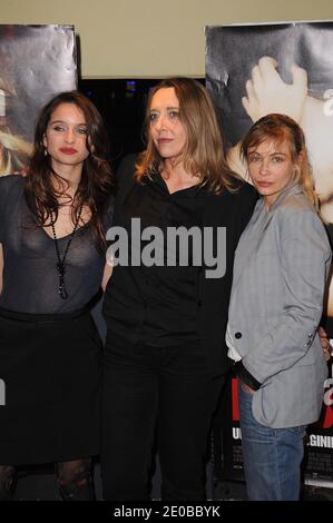 Clara Ponsot, Virginie Despente et Emmanuelle Beart assistent à la première de 'Bye Bye Blondie' à la Cine Cine Cité des Halles de l'UGC à Paris, France, le 19 mars 2012. Photo de Giancarlo Gorassini/ABACAPRESS.COM Banque D'Images