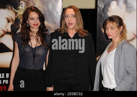 Clara Ponsot, Virginie Despente et Emmanuelle Beart assistent à la première de 'Bye Bye Blondie' à la Cine Cine Cité des Halles de l'UGC à Paris, France, le 19 mars 2012. Photo de Giancarlo Gorassini/ABACAPRESS.COM Banque D'Images