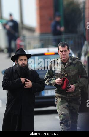 Atmosphère devant l'école juive 'Ozar Hatorah' pour une cérémonie funéraire à Toulouse, dans le sud-ouest de la France, le 20 mars 2012, un jour après l'attaque par arme à feu. Les corps de trois enfants franco-israéliens et d'un enseignant juif tués lors d'une attaque à l'arme à feu ont commencé leur voyage mardi de l'école où ils sont morts à leur enterrement en Israël. Les corps devaient être transportés par avion de l'aéroport de Paris Charles de Gaulle plus tard mardi pour un enterrement en Israël le lendemain. Photo de Mousse/ABACAPRESS.COM Banque D'Images