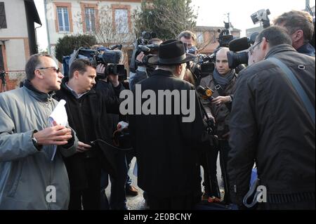 Atmosphère devant l'école juive 'Ozar Hatorah' pour une cérémonie funéraire à Toulouse, dans le sud-ouest de la France, le 20 mars 2012, un jour après l'attaque par arme à feu. Les corps de trois enfants franco-israéliens et d'un enseignant juif tués lors d'une attaque à l'arme à feu ont commencé leur voyage mardi de l'école où ils sont morts à leur enterrement en Israël. Les corps devaient être transportés par avion de l'aéroport de Paris Charles de Gaulle plus tard mardi pour un enterrement en Israël le lendemain. Photo de Mousse/ABACAPRESS.COM Banque D'Images