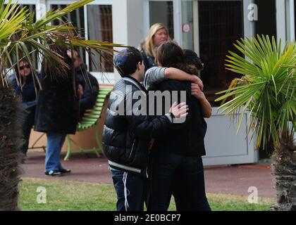 Atmosphère devant l'école juive 'Ozar Hatorah' pour une cérémonie funéraire à Toulouse, dans le sud-ouest de la France, le 20 mars 2012, un jour après l'attaque par arme à feu. Les corps de trois enfants franco-israéliens et d'un enseignant juif tués lors d'une attaque à l'arme à feu ont commencé leur voyage mardi de l'école où ils sont morts à leur enterrement en Israël. Les corps devaient être transportés par avion de l'aéroport de Paris Charles de Gaulle plus tard mardi pour un enterrement en Israël le lendemain. Photo de Mousse/ABACAPRESS.COM Banque D'Images