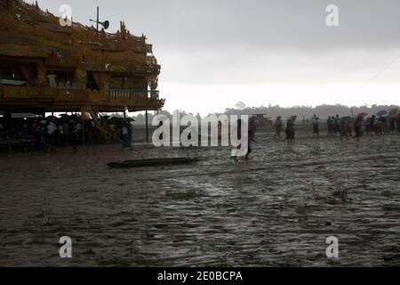 Lors d'une immense cérémonie de funérailles de Sayar Taw U Agga Wun Tha (le fameux moine), une chose inattendue comme la pluie de tempête arrive, ce qui rend tout le monde déçu dans un village près de Mandalay, Myanmar, le 9 mai 2011. Photo de Pyay Kyaw Myint/Jazz Editions/ABACAPRESS.COM Banque D'Images