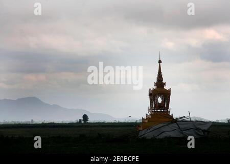 Lorsqu'un célèbre moine Sayar Taw U Agga Wun Tha meurt dans un village près de Mandalay, au Myanmar, le 9 mai 2011, il y a une immense cérémonie de funérailles et c'est là que la crémation a lieu. Banque D'Images