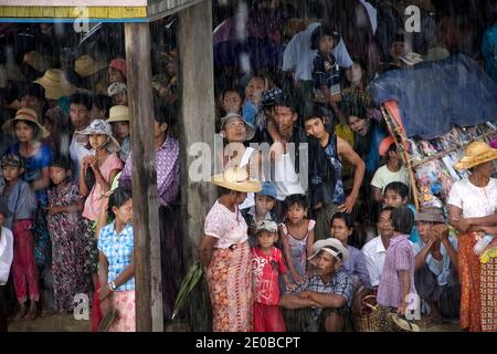 Lors d'une immense cérémonie de funérailles de Sayar Taw U Agga Wun Tha (le fameux moine), une chose inattendue comme la pluie de tempête arrive, ce qui rend tout le monde déçu dans un village près de Mandalay, Myanmar, le 9 mai 2011. Photo de Pyay Kyaw Myint/Jazz Editions/ABACAPRESS.COM Banque D'Images