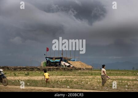 Lors d'une immense cérémonie de funérailles de Sayar Taw U Agga Wun Tha (le fameux moine), une chose inattendue comme la pluie de tempête arrive, ce qui rend tout le monde déçu dans un village près de Mandalay, Myanmar, le 9 mai 2011. Photo de Pyay Kyaw Myint/Jazz Editions/ABACAPRESS.COM Banque D'Images