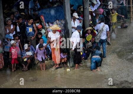 Lors d'une immense cérémonie de funérailles de Sayar Taw U Agga Wun Tha (le fameux moine), une chose inattendue comme la pluie de tempête arrive, ce qui rend tout le monde déçu dans un village près de Mandalay, Myanmar, le 9 mai 2011.photo par Pyay Kyaw Myint/Jazz Editions/ABACAPRESS.COM Banque D'Images