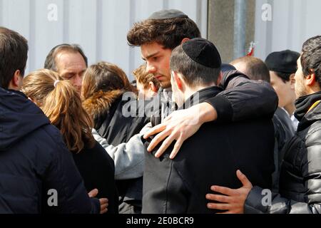 Atmosphère devant l'école juive 'Ozar Hatorah' pour une cérémonie funéraire à Toulouse, dans le sud-ouest de la France, le 20 mars 2012, un jour après l'attaque par arme à feu. Les corps de trois enfants franco-israéliens et d'un enseignant juif tués lors d'une attaque à l'arme à feu ont commencé leur voyage mardi de l'école où ils sont morts à leur enterrement en Israël. Les corps devaient être transportés par avion de l'aéroport de Paris Charles de Gaulle plus tard mardi pour un enterrement en Israël le lendemain. Photo de Patrick Bernard/ABACAPRESS.COM Banque D'Images