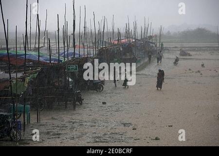 Lors d'une immense cérémonie de funérailles de Sayar Taw U Agga Wun Tha (le fameux moine), une chose inattendue comme la pluie de tempête arrive, ce qui rend tout le monde déçu dans un village près de Mandalay, Myanmar, le 9 mai 2011. Photo de Pyay Kyaw Myint/Jazz Editions/ABACAPRESS.COM Banque D'Images