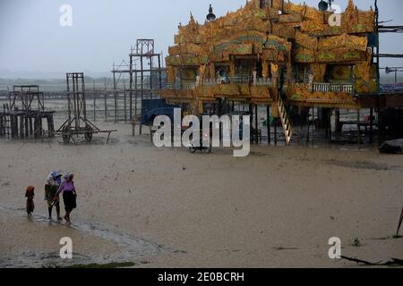 Lors d'une immense cérémonie de funérailles de Sayar Taw U Agga Wun Tha (le fameux moine), une chose inattendue comme la pluie de tempête arrive, ce qui rend tout le monde déçu dans un village près de Mandalay, Myanmar, le 9 mai 2011. Photo de Pyay Kyaw Myint/Jazz Editions/ABACAPRESS.COM Banque D'Images