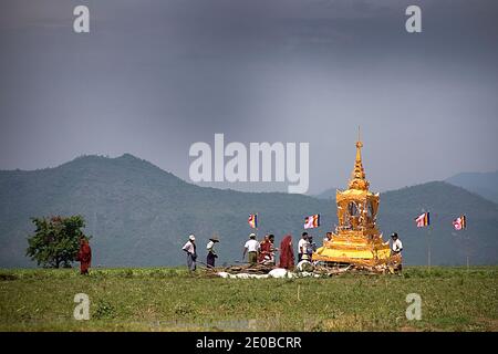 Quand un célèbre moine Sayar Taw U Agga Wun Tha meurt dans un village près de Mandalay, au Myanmar, le 9 mai 2011, il y a une immense cérémonie de funérailles et c'est là que la crémation a lieu. Banque D'Images