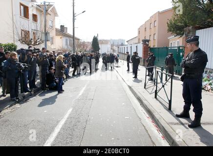 Atmosphère devant l'école juive 'Ozar Hatorah' pour une cérémonie funéraire à Toulouse, dans le sud-ouest de la France, le 20 mars 2012, un jour après l'attaque par arme à feu. Les corps de trois enfants franco-israéliens et d'un enseignant juif tués lors d'une attaque à l'arme à feu ont commencé leur voyage mardi de l'école où ils sont morts à leur enterrement en Israël. Les corps devaient être transportés par avion de l'aéroport de Paris Charles de Gaulle plus tard mardi pour un enterrement en Israël le lendemain. Photo de Patrick Bernard/ABACAPRESS.COM Banque D'Images