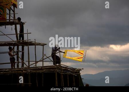 Lors d'une immense cérémonie de funérailles de Sayar Taw U Agga Wun Tha (le fameux moine), une chose inattendue comme la pluie de tempête arrive, ce qui rend tout le monde déçu dans un village près de Mandalay, Myanmar, le 9 mai 2011. Photo de Pyay Kyaw Myint/Jazz Editions/ABACAPRESS.COM Banque D'Images