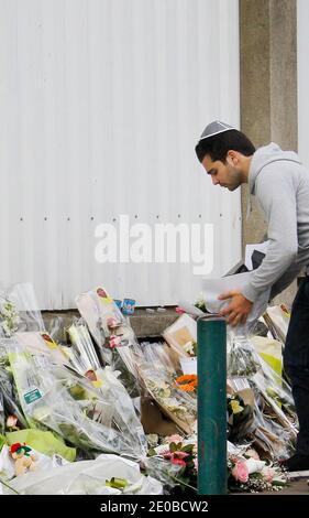 Atmosphère devant l'école juive 'Ozar Hatorah' pour une cérémonie funéraire à Toulouse, dans le sud-ouest de la France, le 20 mars 2012, un jour après l'attaque par arme à feu. Les corps de trois enfants franco-israéliens et d'un enseignant juif tués lors d'une attaque à l'arme à feu ont commencé leur voyage mardi de l'école où ils sont morts à leur enterrement en Israël. Les corps devaient être transportés par avion de l'aéroport de Paris Charles de Gaulle plus tard mardi pour un enterrement en Israël le lendemain. Photo de Patrick Bernard/ABACAPRESS.COM Banque D'Images