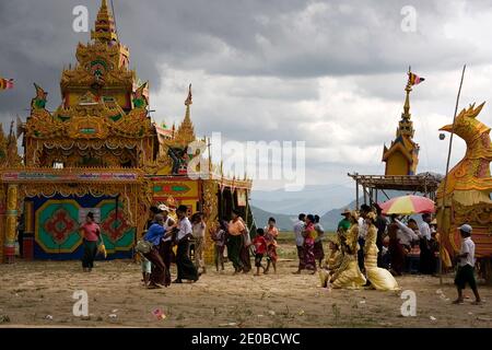 Lors d'une immense cérémonie de funérailles de Sayar Taw U Agga Wun Tha (le fameux moine), une chose inattendue comme la pluie de tempête arrive, ce qui rend tout le monde déçu dans un village près de Mandalay, Myanmar, le 9 mai 2011. Photo de Pyay Kyaw Myint/Jazz Editions/ABACAPRESS.COM Banque D'Images