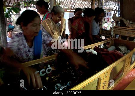 Lorsqu'un célèbre moine Sayar Taw U Agga Wun Tha meurt dans un village près de Mandalay, au Myanmar, le 7 mai 2011, il y a une énorme cérémonie funéraire avec plusieurs représentations dans lesquelles tout le monde doit contribuer d'une manière ou d'une autre. Photo de Pyay Kyaw Myint/Jazz Editions/ABACAPRESS.COM Banque D'Images