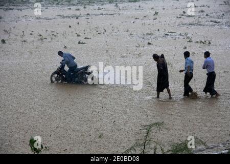 Lors d'une immense cérémonie de funérailles de Sayar Taw U Agga Wun Tha (le fameux moine), une chose inattendue comme la pluie de tempête arrive, ce qui rend tout le monde déçu dans un village près de Mandalay, Myanmar, le 9 mai 2011. Photo de Pyay Kyaw Myint/Jazz Editions/ABACAPRESS.COM Banque D'Images