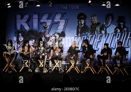 Gene Simmons, Paul Stanley, Tommy Thayer, Eric Singer, Tommy Lee, Nikki Sixx, Vince Neil et Mick Mars assistent à la conférence de presse d'une tournée épique et sans précédent Kiss, Motley Clue : The Tour à l'hôtel Roosevelt de Los Angeles, CA, USA, le 20 mars 2012. Photo de Lionel Hahn/ABACAPRESS.COM Banque D'Images