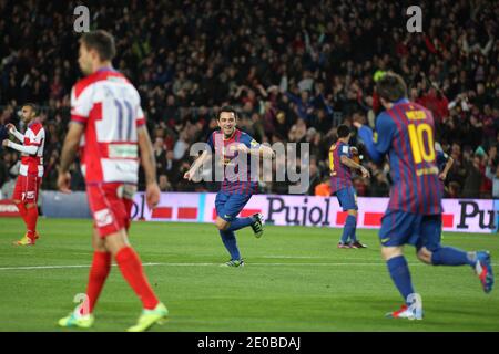 Xavi Hernandez du FC Barcelone célèbre après avoir obtenu le but d'ouverture lors du match de la Liga entre le FC Barcelone et Grenade au stade Camp Nou, le 20 mars 2012 à Barcelone, Espagne. Banque D'Images