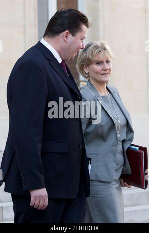 Le ministre français junior pour les expatriés Edouard Courtial et le ministre français chargé de l'apprentissage et de la formation professionnelle Nadine Morano quittent le conseil hebdomadaire du cabinet à l'Elysée Palace à Paris, France, le 21 février 2012. Photo de Stephane Lemouton/ABACAPRESS.COM Banque D'Images