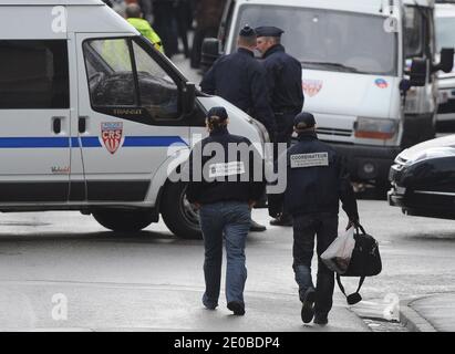 Membres du GIPN (Groupe d'intervention de la police nationale française), Et les pompiers se tiennent près de la résidence Belle Paule, alors que des membres de l'unité des forces de police spéciales de RAID sont encore en train d'assiéger l'immeuble où Mohamed Merah, l'homme suspecté d'une série de fusillades mortelles, a été hoché le 22 mars 2012 à Toulouse, dans le sud-ouest de la France. Mohamed Merah, un tueur en série djihadiste présumé, est un petit criminel français d'origine algérienne de 23 ans qui a passé du temps au Pakistan et en Afghanistan et qui se prétend un militant d'Al-Qaïda. Photo de Mousse/ABACAPRESS.COM Banque D'Images