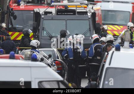 Membres du GIPN (Groupe d'intervention de la police nationale française), Et les pompiers se tiennent près de la résidence Belle Paule, alors que des membres de l'unité des forces de police spéciales de RAID sont encore en train d'assiéger l'immeuble où Mohamed Merah, l'homme suspecté d'une série de fusillades mortelles, a été hoché le 22 mars 2012 à Toulouse, dans le sud-ouest de la France. Mohamed Merah, un tueur en série djihadiste présumé, est un petit criminel français d'origine algérienne de 23 ans qui a passé du temps au Pakistan et en Afghanistan et qui se prétend un militant d'Al-Qaïda. Photo de Mousse/ABACAPRESS.COM Banque D'Images