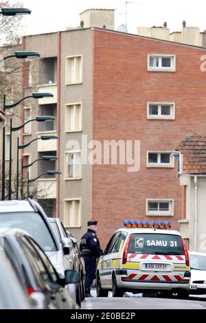 Des policiers sont vus pendant l'assaut près de la résidence Belle Paule où des membres de l'unité des forces de police spéciales RAID tentent d'arrêter Mohamed Merah, l'homme soupçonné d'une série de fusillades mortelles, le 22 mars 2012 à Toulouse, dans le sud-ouest de la France. Mohamed Merah, militant auto-déclaré d'Al-Qaïda, est un petit criminel français d'origine algérienne de 23 ans qui a passé du temps au Pakistan et en Afghanistan et qui se prétend être un militant d'Al-Qaïda. Photo de Patrick Bernard/ABACAPRESS.COM Banque D'Images