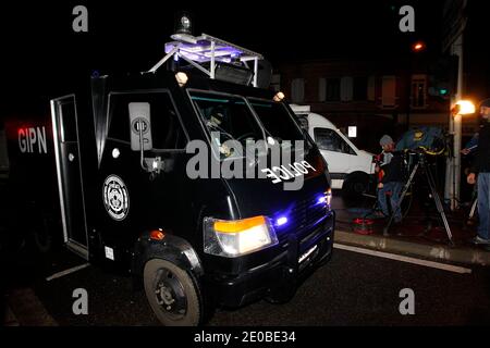 Un GIPN Van (Groupe d'intervention de la police nationale française) arrive le 22 mars 2012 près de l'endroit où des membres de l'unité des forces de police spéciales RAID sont encore en état de siège dans l'immeuble où Mohamed Merah, l'homme soupçonné d'une série de fusillades mortelles, a été enragé, Le 22 mars 2012 à Toulouse, dans le sud-ouest de la France. Mohamed Merah, un tueur en série djihadiste présumé, est un petit criminel français d'origine algérienne de 23 ans qui a passé du temps au Pakistan et en Afghanistan et qui se prétend un militant d'Al-Qaïda. Photo de Patrick Bernard/ABACAPRESS.COM Banque D'Images