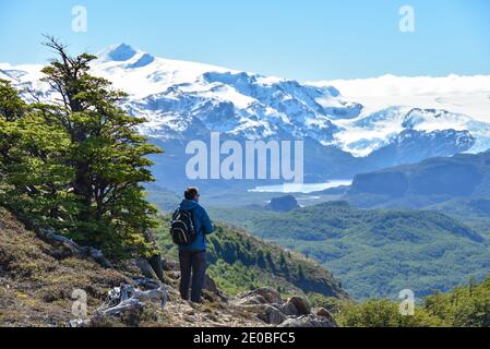 Randonneur bénéficiant d'une vue sur les montagnes des andes glaciers et lacs au parc national Torres del Paine, Chili, patagonie Banque D'Images