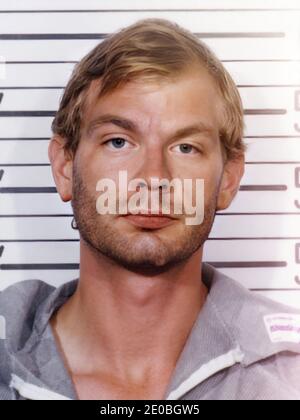 1991 , 23 juillet , Milwaukee , Etats-Unis : JEFFREY DAHMER aka le MILWAUKEE CANNIBAL ( 1960 - 1994 ) quand a été arrêté comme tueur en série dans un photodent du département de police le jour 8 août 1982 . Dahmer était un meurtrier américain qui a tué au moins 17 personnes , de 1978 à 1991 . - SÉRIE KILLER - Mostro di Milwaukee - le monstre de - portrait - ritrato - série-killer - assassino seriale - CRONACA NERA - criminale - criminel - SÉRIE KILLER - GAY - LGBT - CANNIBALE - cannibalismo - omosessuale - omosessualità - homosexualité - homosexuel - foto segnaletica della Polizia - cabine photo --- Banque D'Images